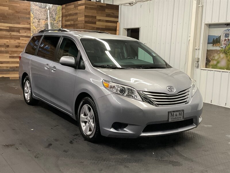 2017 Toyota Sienna LE 8-Passenger Minivan / LOCAL  / ONLY 9,000 MILES  Backup Camera / Towing package / SHARP & CLEAN / VERY LOW MILES - Photo 2 - Gladstone, OR 97027