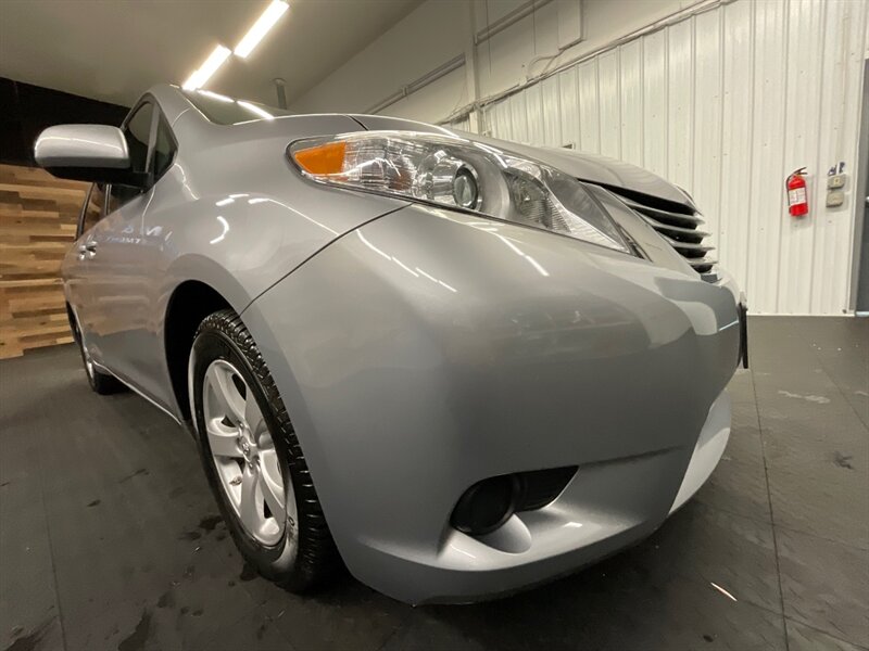 2017 Toyota Sienna LE 8-Passenger Minivan / LOCAL  / ONLY 9,000 MILES  Backup Camera / Towing package / SHARP & CLEAN / VERY LOW MILES - Photo 27 - Gladstone, OR 97027