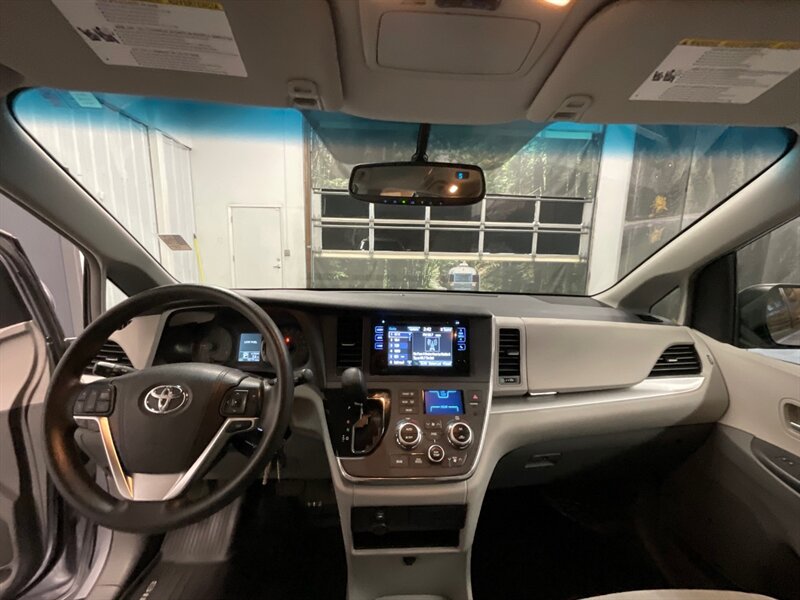 2017 Toyota Sienna LE 8-Passenger Minivan / LOCAL  / ONLY 9,000 MILES  Backup Camera / Towing package / SHARP & CLEAN / VERY LOW MILES - Photo 41 - Gladstone, OR 97027