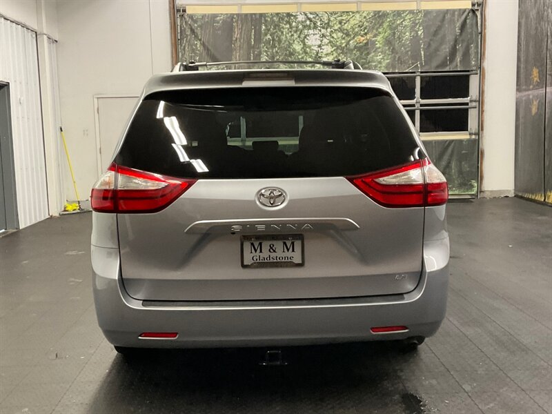 2017 Toyota Sienna LE 8-Passenger Minivan / LOCAL  / ONLY 9,000 MILES  Backup Camera / Towing package / SHARP & CLEAN / VERY LOW MILES - Photo 6 - Gladstone, OR 97027