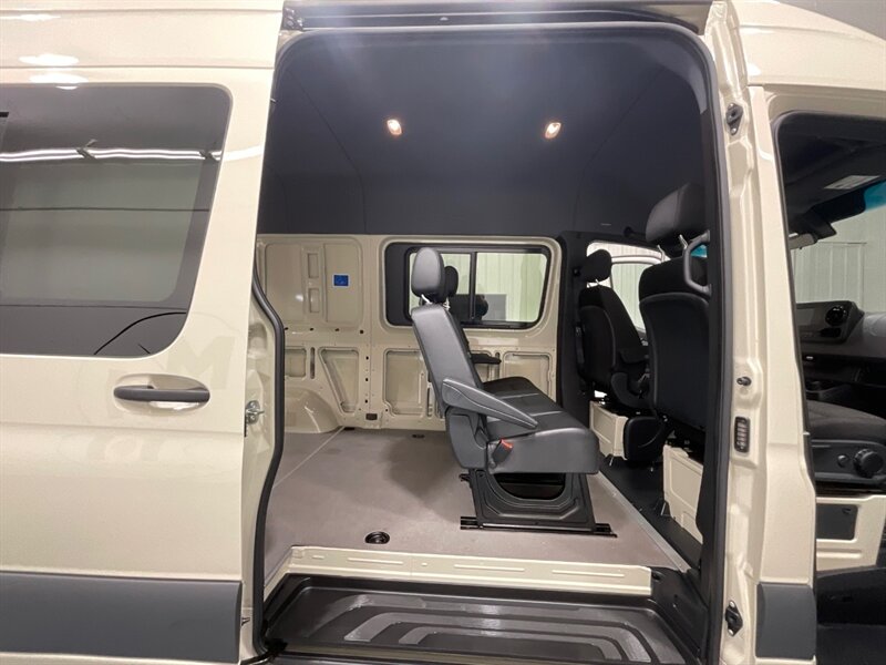 2022 Mercedes-Benz Sprinter 2500 Crew V 4X4 /3.0L V6 DIESEL/ High Roof 144 " WB  / 1-OWNER / Navigation / Backup Camera / Towing pkg / 5-PASSENGER / CREW CARGO VAN / Heated Seats - Photo 11 - Gladstone, OR 97027