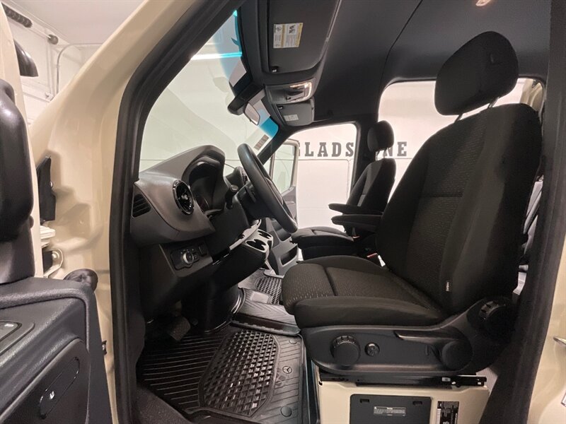 2022 Mercedes-Benz Sprinter 2500 Crew V 4X4 /3.0L V6 DIESEL/ High Roof 144 " WB  / 1-OWNER / Navigation / Backup Camera / Towing pkg / 5-PASSENGER / CREW CARGO VAN / Heated Seats - Photo 15 - Gladstone, OR 97027