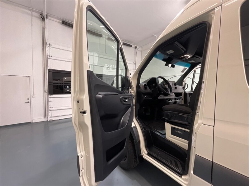 2022 Mercedes-Benz Sprinter 2500 Crew V 4X4 /3.0L V6 DIESEL/ High Roof 144 " WB  / 1-OWNER / Navigation / Backup Camera / Towing pkg / 5-PASSENGER / CREW CARGO VAN / Heated Seats - Photo 38 - Gladstone, OR 97027