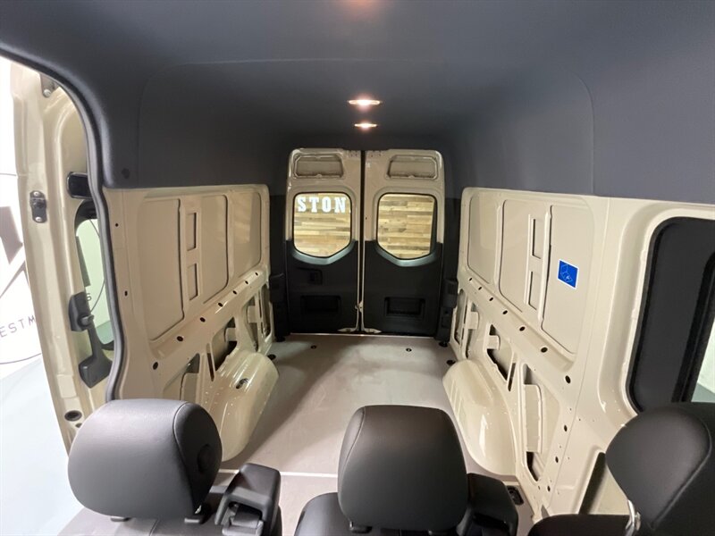 2022 Mercedes-Benz Sprinter 2500 Crew V 4X4 /3.0L V6 DIESEL/ High Roof 144 " WB  / 1-OWNER / Navigation / Backup Camera / Towing pkg / 5-PASSENGER / CREW CARGO VAN / Heated Seats - Photo 12 - Gladstone, OR 97027