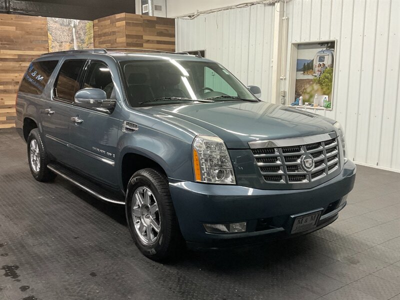 2008 Cadillac Escalade ESV Sport Utility AWD / 6.2L V8 / LEATHER / DVD  Backup Camera / 3RD ROW SEAT / LOCAL OREGON SUV - Photo 2 - Gladstone, OR 97027