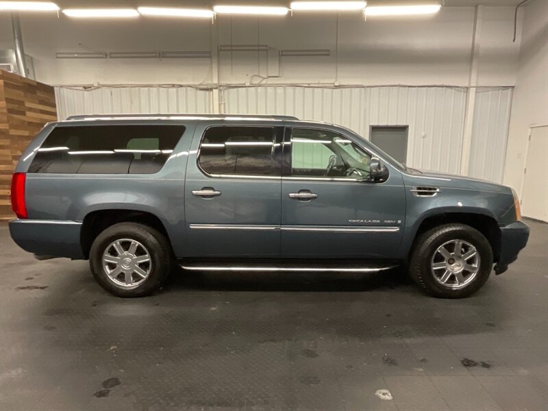 2008 Cadillac Escalade ESV Sport Utility AWD / 6.2L V8 / LEATHER / DVD  Backup Camera / 3RD ROW SEAT / LOCAL OREGON SUV - Photo 4 - Gladstone, OR 97027