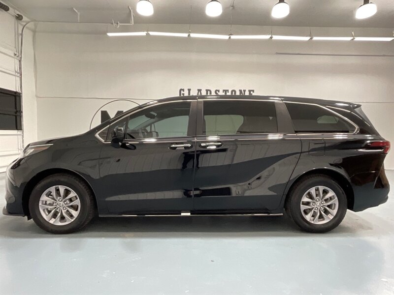 2022 Toyota Sienna XLE Premium 7-Passenger AWD / 2.5L 4Cyl Hybrid  / 1-OWNER / Sunroof / Leather Heated Seats / ALL WHEEL DRIVE / HYBRID - Photo 3 - Gladstone, OR 97027