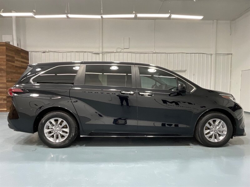 2022 Toyota Sienna XLE Premium 7-Passenger AWD / 2.5L 4Cyl Hybrid  / 1-OWNER / Sunroof / Leather Heated Seats / ALL WHEEL DRIVE / HYBRID - Photo 4 - Gladstone, OR 97027