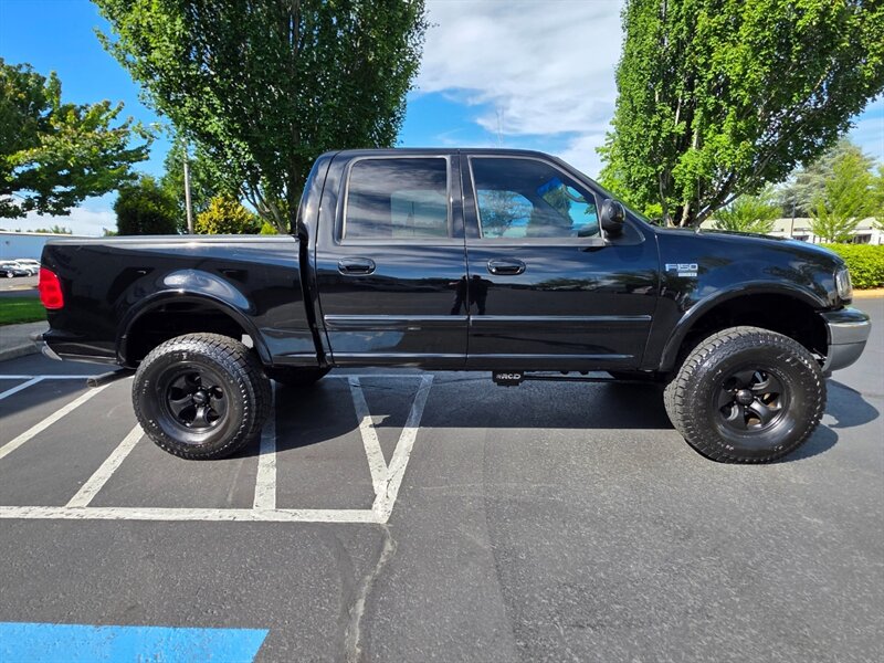 2001 Ford F-150 SUPER CREW 4X4 V8 / LARIAT / LEATHER / *RCD* LIFT / 4-DOOR / 6-PASSENGER SEATING / FRESH TRADE-IN - Photo 4 - Portland, OR 97217