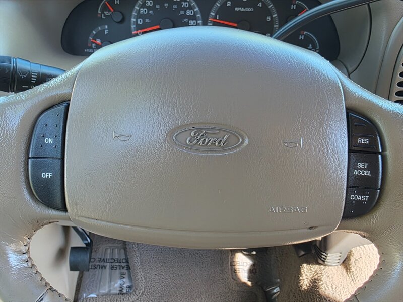 2001 Ford F-150 SUPER CREW 4X4 V8 / LARIAT / LEATHER / *RCD* LIFT / 4-DOOR / 6-PASSENGER SEATING / FRESH TRADE-IN - Photo 42 - Portland, OR 97217