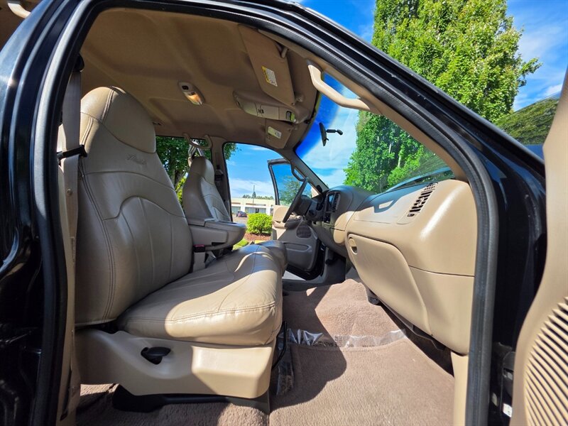 2001 Ford F-150 SUPER CREW 4X4 V8 / LARIAT / LEATHER / *RCD* LIFT / 4-DOOR / 6-PASSENGER SEATING / FRESH TRADE-IN - Photo 14 - Portland, OR 97217