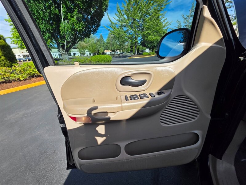 2001 Ford F-150 SUPER CREW 4X4 V8 / LARIAT / LEATHER / *RCD* LIFT / 4-DOOR / 6-PASSENGER SEATING / FRESH TRADE-IN - Photo 31 - Portland, OR 97217