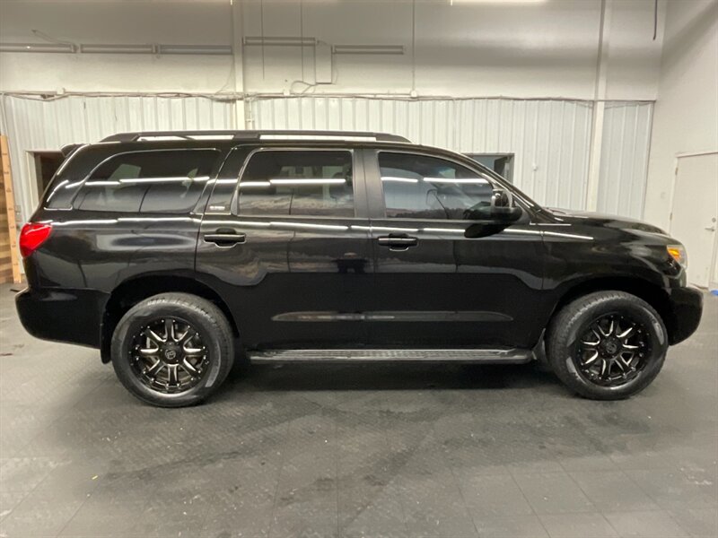 2013 Toyota Sequoia SR5 Premium Sport Utility 4X4 / Leather / Camera  American Racing Wheels / Sunroof / 3RD ROW SEAT / SHARP & CLEAN !! - Photo 4 - Gladstone, OR 97027