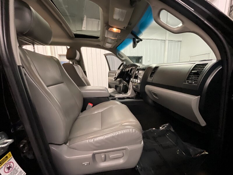 2013 Toyota Sequoia SR5 Premium Sport Utility 4X4 / Leather / Camera  American Racing Wheels / Sunroof / 3RD ROW SEAT / SHARP & CLEAN !! - Photo 19 - Gladstone, OR 97027