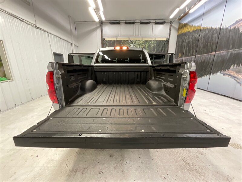 2017 Toyota Tundra SR5 TRD OFF ROAD Crew Max 4X4 / 5.7L V8 / 1-OWNER  / LOCAL OREGON TRUCK / RUST FREE / Backup Camera / 78,000 MILES - Photo 22 - Gladstone, OR 97027