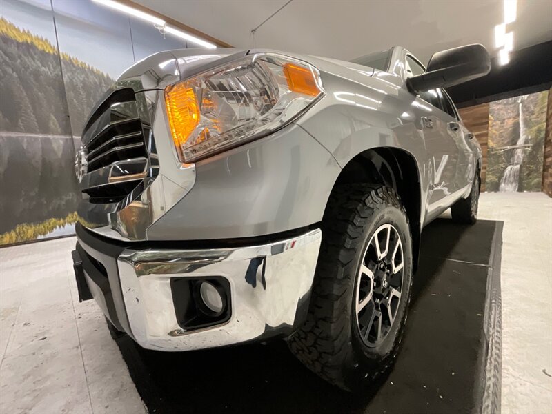 2017 Toyota Tundra SR5 TRD OFF ROAD Crew Max 4X4 / 5.7L V8 / 1-OWNER  / LOCAL OREGON TRUCK / RUST FREE / Backup Camera / 78,000 MILES - Photo 29 - Gladstone, OR 97027