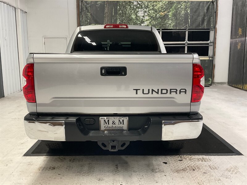 2017 Toyota Tundra SR5 TRD OFF ROAD Crew Max 4X4 / 5.7L V8 / 1-OWNER  / LOCAL OREGON TRUCK / RUST FREE / Backup Camera / 78,000 MILES - Photo 6 - Gladstone, OR 97027