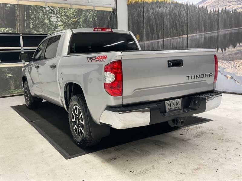 2017 Toyota Tundra SR5 TRD OFF ROAD Crew Max 4X4 / 5.7L V8 / 1-OWNER  / LOCAL OREGON TRUCK / RUST FREE / Backup Camera / 78,000 MILES - Photo 8 - Gladstone, OR 97027