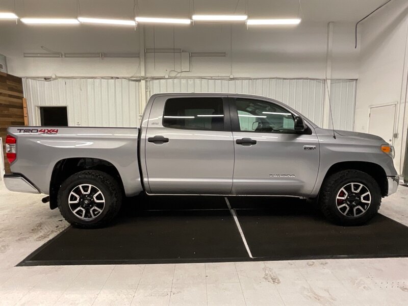 2017 Toyota Tundra SR5 TRD OFF ROAD Crew Max 4X4 / 5.7L V8 / 1-OWNER  / LOCAL OREGON TRUCK / RUST FREE / Backup Camera / 78,000 MILES - Photo 4 - Gladstone, OR 97027