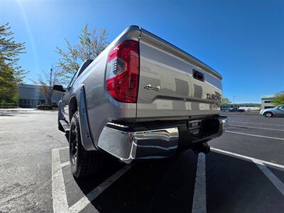 2015 Toyota Tundra CREW MAX 4X4 / V8 / XD WHEELS / NO RUST / 1-OWNER  LOCAL TRUCK / ALWAYS SERVICED @ TOYOTA RECORDS - Photo 12 - Portland, OR 97217