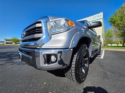 2015 Toyota Tundra CREW MAX 4X4 / V8 / XD WHEELS / NO RUST / 1-OWNER  LOCAL TRUCK / ALWAYS SERVICED @ TOYOTA RECORDS - Photo 9 - Portland, OR 97217