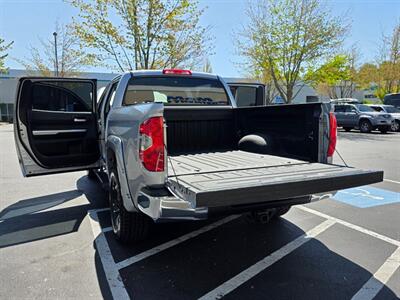2015 Toyota Tundra CREW MAX 4X4 / V8 / XD WHEELS / NO RUST / 1-OWNER  LOCAL TRUCK / ALWAYS SERVICED @ TOYOTA RECORDS - Photo 28 - Portland, OR 97217