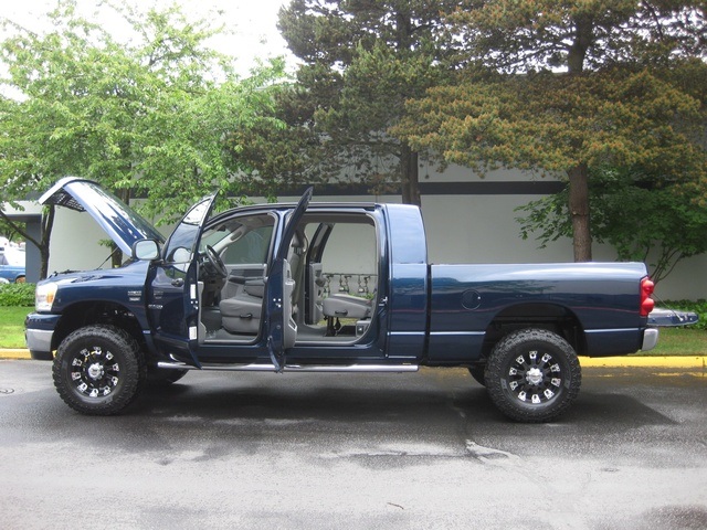 2007 Dodge Ram 1500 SLT Mega Cab / 4WD/ LIFTED MUD TIRES   - Photo 9 - Portland, OR 97217