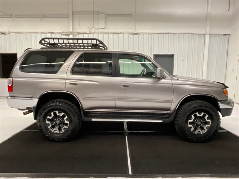 2001 Toyota 4Runner SR5 4X4 / 3.4L V6 / NEW TIRES / NEW TIMING BELT  / Sunroof / RUST FREE - Photo 4 - Gladstone, OR 97027