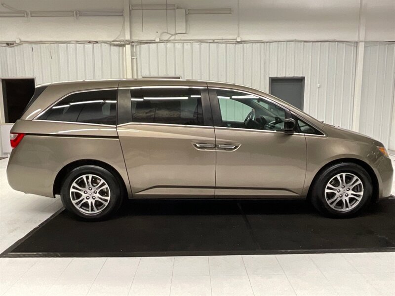 2011 Honda Odyssey EX Mini Van / 8-Passenger/TIMING BELT SERVICE DONE  / Backup Camera / Excel Cond / 106,000 MILES - Photo 4 - Gladstone, OR 97027