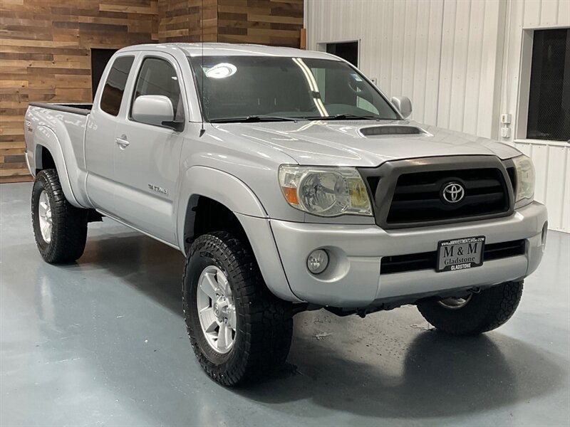 2005 Toyota Tacoma V6 TRD SPORT 4X4 / 6-SPEED MANUAL / LIFTED LIFTED  / ZERO RUST - Photo 2 - Gladstone, OR 97027