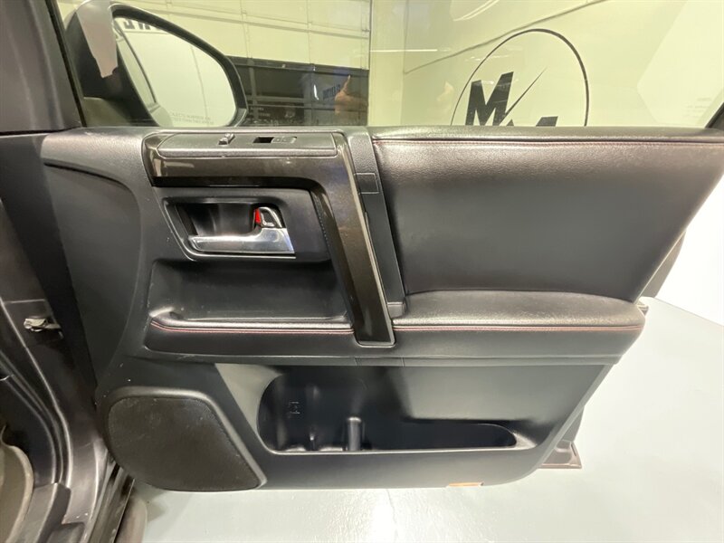 2015 Toyota 4Runner Trail 4X4 / CUSTOM BUILT / 1-OWNER LOCAL SUV / ZERO RUST / CRAWL CONTROL - Photo 30 - Gladstone, OR 97027