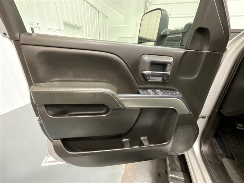 2019 Chevrolet Silverado 2500 LT Crew Cab 4X4 / 6.0L V8 GAS / ONLY 40,000 MILES  / Leather Heated Seats - Photo 38 - Gladstone, OR 97027