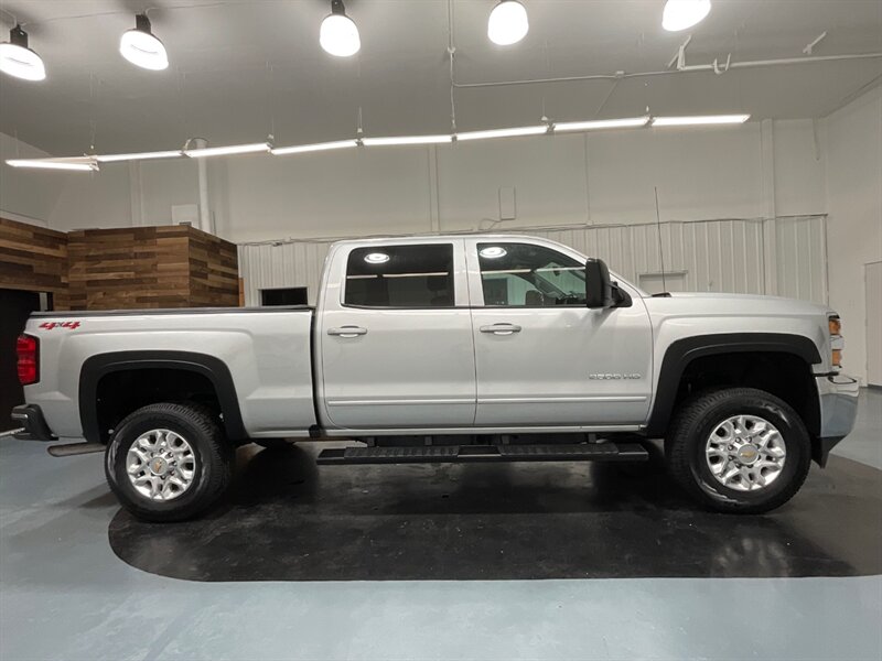 2019 Chevrolet Silverado 2500 LT Crew Cab 4X4 / 6.0L V8 GAS / ONLY 40,000 MILES  / Leather Heated Seats - Photo 4 - Gladstone, OR 97027