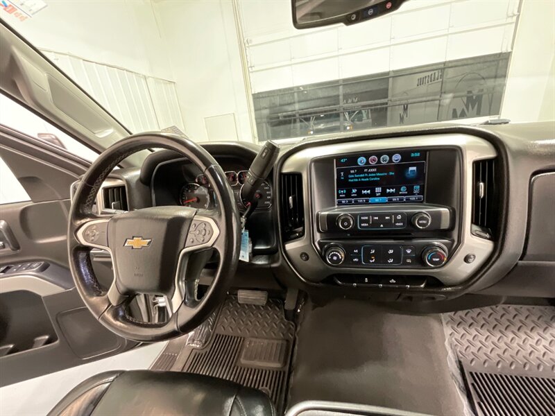 2019 Chevrolet Silverado 2500 LT Crew Cab 4X4 / 6.0L V8 GAS / ONLY 40,000 MILES  / Leather Heated Seats - Photo 17 - Gladstone, OR 97027