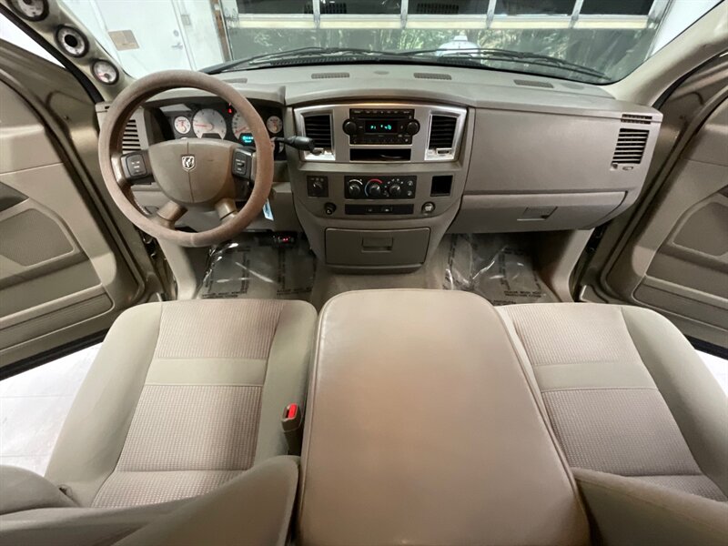 2007 Dodge Ram 2500 SLT BIG HORN 4X4 / 6.7L DIESEL /1-OWNER / 89K MILE  / LOCAL OREGON TRUCK / RUST FREE / LONG BED / Power Sliding rear window / ONLY 89,000 MILES - Photo 41 - Gladstone, OR 97027