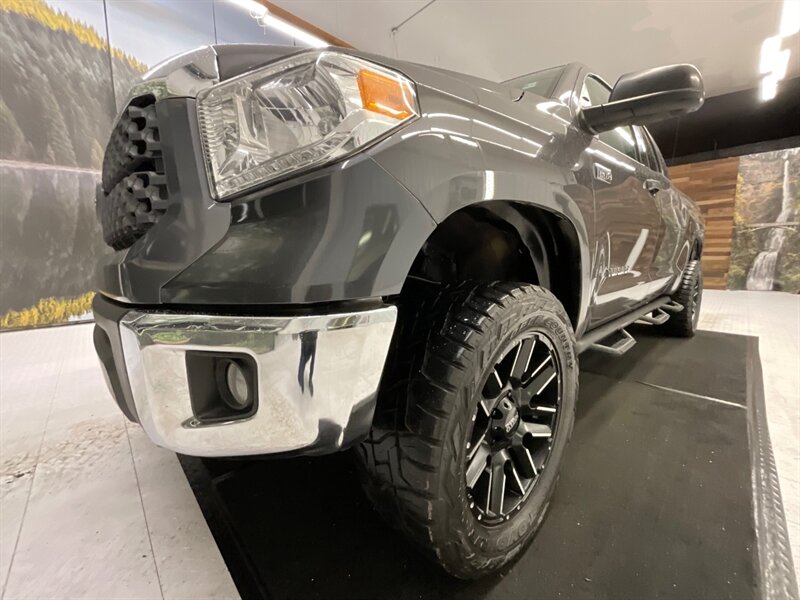 2015 Toyota Tundra 4x4 SR5 / 5.7L V8 / LEATHER SEATS / LIFTED LIFTED  /Backup Camera / LIFTED w/ TOYO OPEN COUNTRY TIRES & MOTO WHEELS / Sharp & Clean !! - Photo 9 - Gladstone, OR 97027