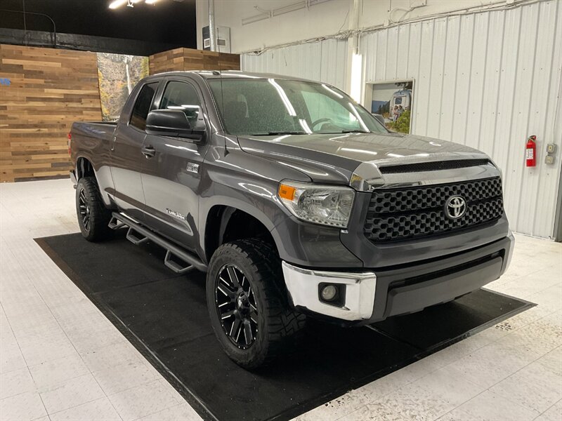 2015 Toyota Tundra 4x4 SR5 / 5.7L V8 / LEATHER SEATS / LIFTED LIFTED  /Backup Camera / LIFTED w/ TOYO OPEN COUNTRY TIRES & MOTO WHEELS / Sharp & Clean !! - Photo 2 - Gladstone, OR 97027