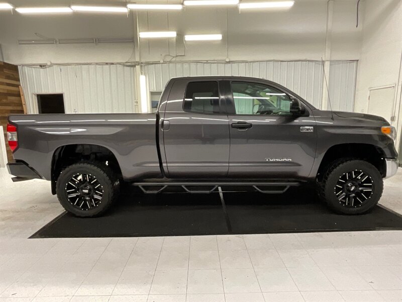 2015 Toyota Tundra 4x4 SR5 / 5.7L V8 / LEATHER SEATS / LIFTED LIFTED  /Backup Camera / LIFTED w/ TOYO OPEN COUNTRY TIRES & MOTO WHEELS / Sharp & Clean !! - Photo 4 - Gladstone, OR 97027