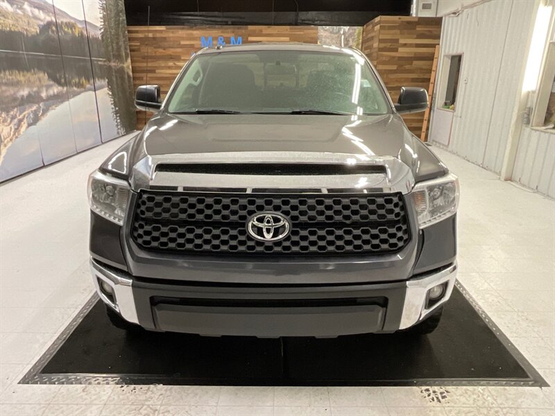 2015 Toyota Tundra 4x4 SR5 / 5.7L V8 / LEATHER SEATS / LIFTED LIFTED  /Backup Camera / LIFTED w/ TOYO OPEN COUNTRY TIRES & MOTO WHEELS / Sharp & Clean !! - Photo 5 - Gladstone, OR 97027