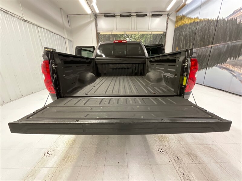 2015 Toyota Tundra 4x4 SR5 / 5.7L V8 / LEATHER SEATS / LIFTED LIFTED  /Backup Camera / LIFTED w/ TOYO OPEN COUNTRY TIRES & MOTO WHEELS / Sharp & Clean !! - Photo 21 - Gladstone, OR 97027