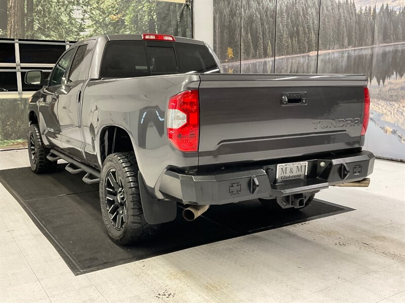 2015 Toyota Tundra 4x4 SR5 / 5.7L V8 / LEATHER SEATS / LIFTED LIFTED  /Backup Camera / LIFTED w/ TOYO OPEN COUNTRY TIRES & MOTO WHEELS / Sharp & Clean !! - Photo 7 - Gladstone, OR 97027