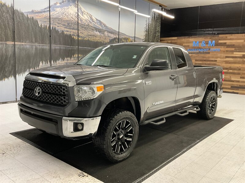 2015 Toyota Tundra 4x4 SR5 / 5.7L V8 / LEATHER SEATS / LIFTED LIFTED  /Backup Camera / LIFTED w/ TOYO OPEN COUNTRY TIRES & MOTO WHEELS / Sharp & Clean !! - Photo 25 - Gladstone, OR 97027