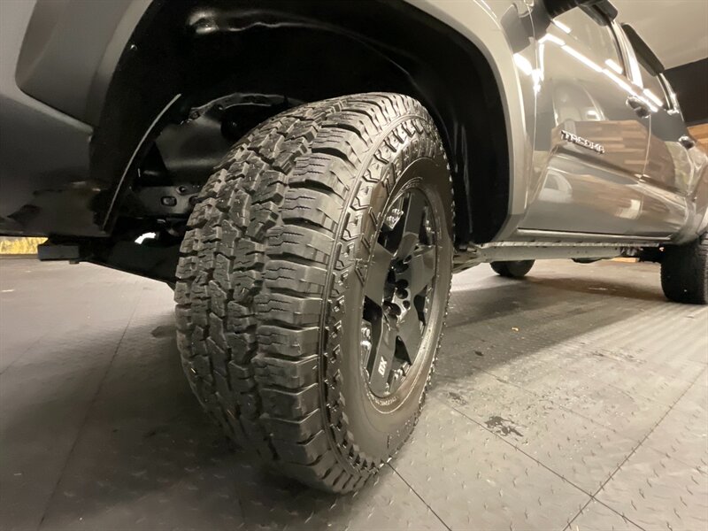 2017 Toyota Tacoma TRD Off-Road 4X4 / V6 / LONG BED / Tech Pkg/LIFTED  Navigation & Backup Camera / LIFTED w/ 33 " A/T TIRES & 17 " XD WHEELS / LOCAL TRUCK / RUST FREE / LONG BED - Photo 24 - Gladstone, OR 97027