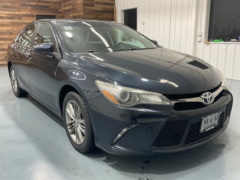 2015 Toyota Camry SE Sedan / 2.5L 4Cyl  / Backup Camera / 110K MILES   - Photo 2 - Gladstone, OR 97027