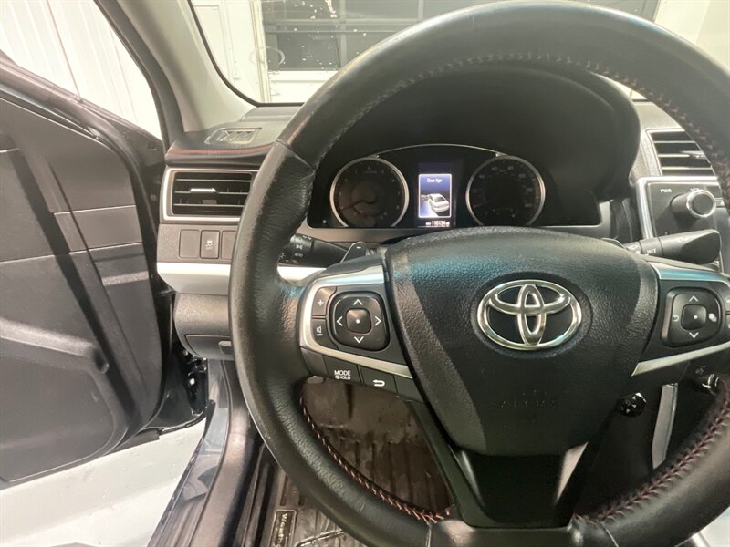 2015 Toyota Camry SE Sedan / 2.5L 4Cyl  / Backup Camera / 110K MILES   - Photo 49 - Gladstone, OR 97027