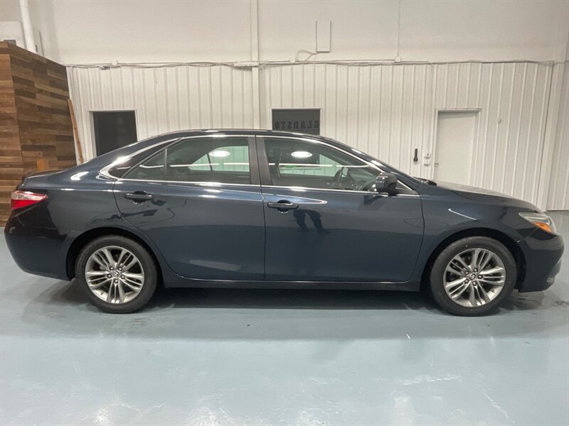 2015 Toyota Camry SE Sedan / 2.5L 4Cyl  / Backup Camera / 110K MILES   - Photo 4 - Gladstone, OR 97027