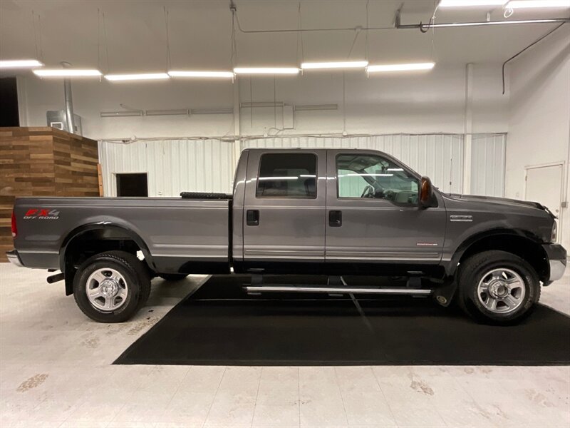 2006 Ford F-350 Lariat Crew Cab 4X4 / 6.0L DIESEL / FX4 / 1-OWNER  / FX4 OFF RD PKG / Leather & Heated Seats / Sunroof / 1-OWNER LOCAL TRUCK / RUST FREE / LONG BED - Photo 4 - Gladstone, OR 97027