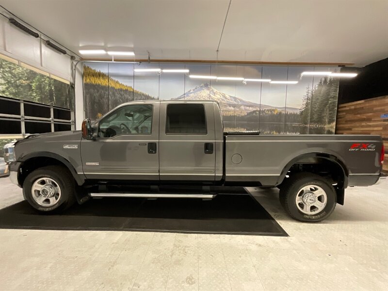 2006 Ford F-350 Lariat Crew Cab 4X4 / 6.0L DIESEL / FX4 / 1-OWNER  / FX4 OFF RD PKG / Leather & Heated Seats / Sunroof / 1-OWNER LOCAL TRUCK / RUST FREE / LONG BED - Photo 3 - Gladstone, OR 97027