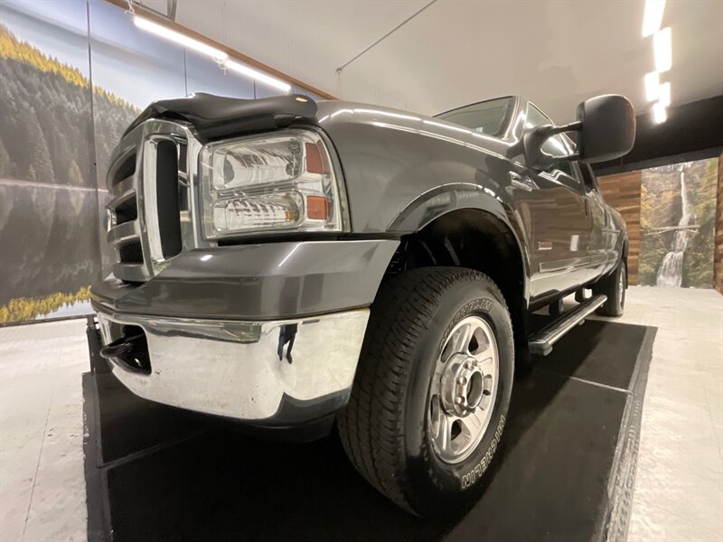 2006 Ford F-350 Lariat Crew Cab 4X4 / 6.0L DIESEL / FX4 / 1-OWNER  / FX4 OFF RD PKG / Leather & Heated Seats / Sunroof / 1-OWNER LOCAL TRUCK / RUST FREE / LONG BED - Photo 11 - Gladstone, OR 97027