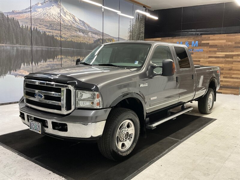 2006 Ford F-350 Lariat Crew Cab 4X4 / 6.0L DIESEL / FX4 / 1-OWNER  / FX4 OFF RD PKG / Leather & Heated Seats / Sunroof / 1-OWNER LOCAL TRUCK / RUST FREE / LONG BED - Photo 1 - Gladstone, OR 97027